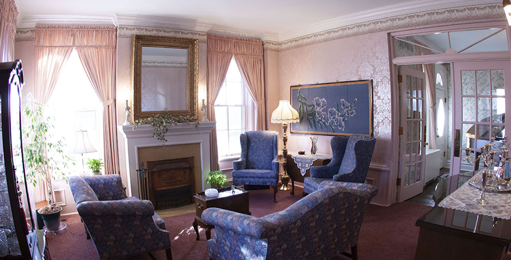 A photo of the south sitting room during Hubbard's presidency, taken in 2006.