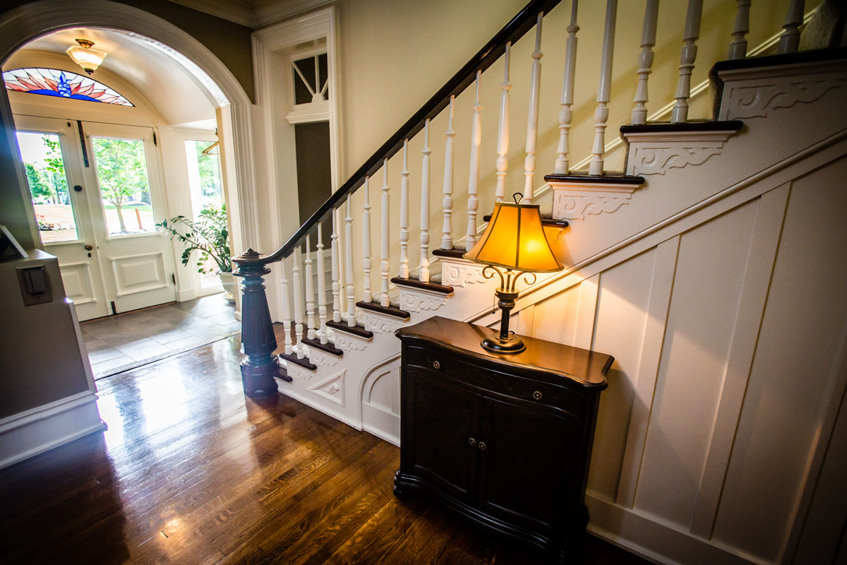 Although a number of renovations have occurred throughout its history, the Gaunt House echoes the graceful spaces associated with Georgian domestic architecture. 