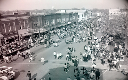 The crowd disperses the town square after the Homecoming Parade and heads back toward College Avenue.