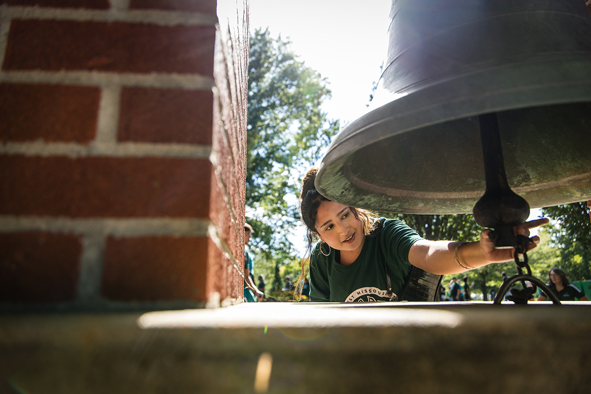 First-year students ring the Bell of '48 during Northwest's Advantage activities. (Photo by Lilly Cook | Northwest Missouri State University)