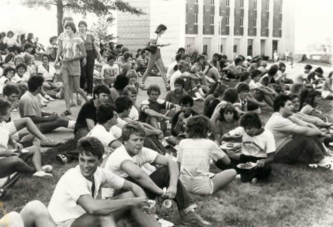 Students enjoy a picnic during Northwest's Freshman Advantage Week. 