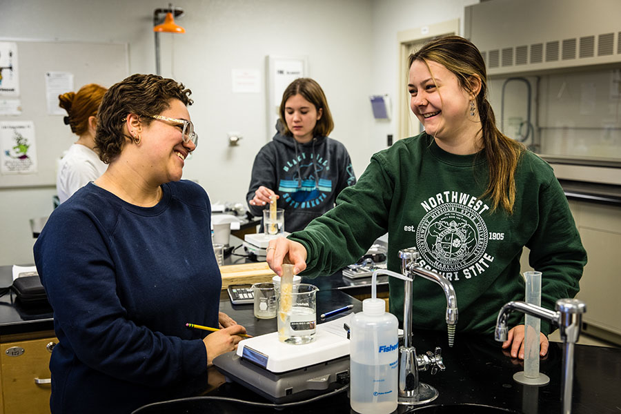 Students participate in a lab course at Northwest. (Photo by Lauren Adams/Northwest Missouri State University)