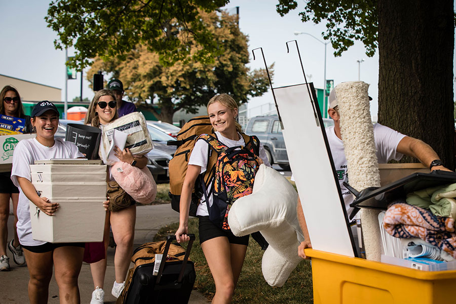 Cat Crew members and University Police are on hand to assist new students as they move into Northwest residence halls. (Northwest Missouri State University photos)