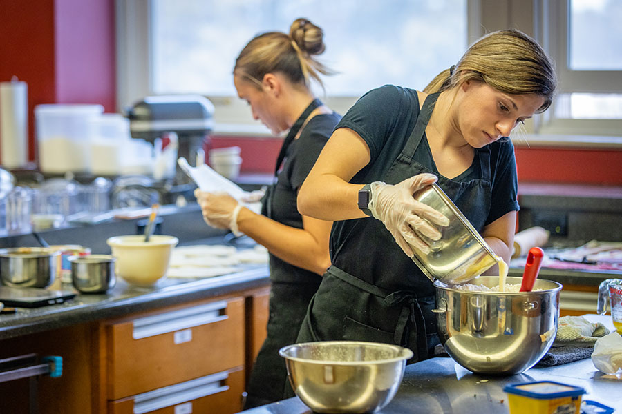Northwest’s Didactic Program in Dietetics prepares undergraduate students with the knowledge and skills to be successful in dietetic internships, post-secondary schooling or employment in food and nutrition-related fields. 