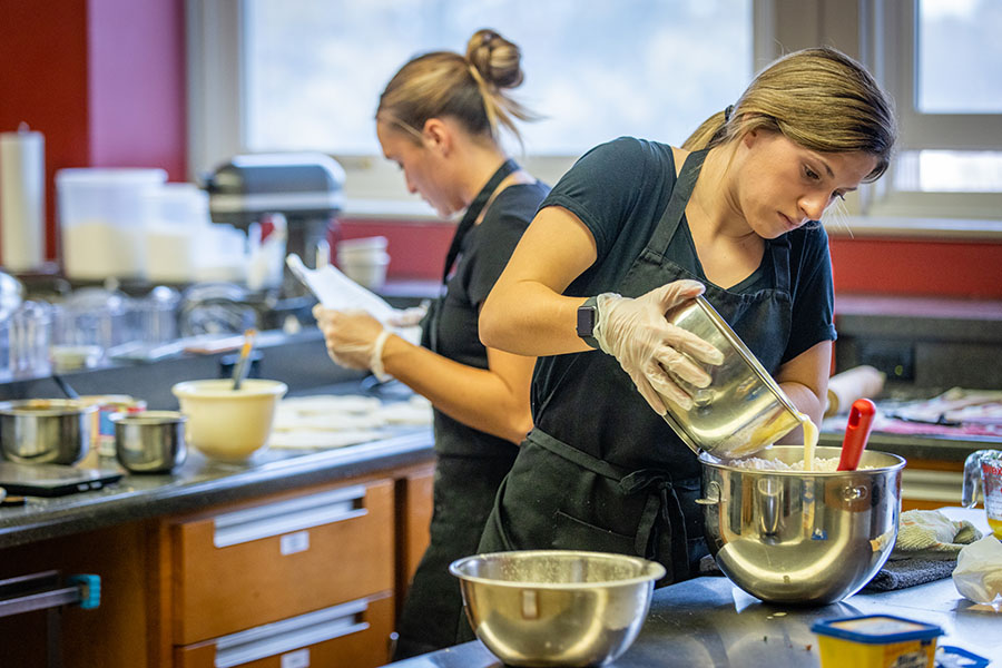 Northwest’s Didactic Program in Dietetics prepares undergraduate students with the knowledge and skills to be successful in dietetic internships, post-secondary schooling or employment in food and nutrition-related fields.