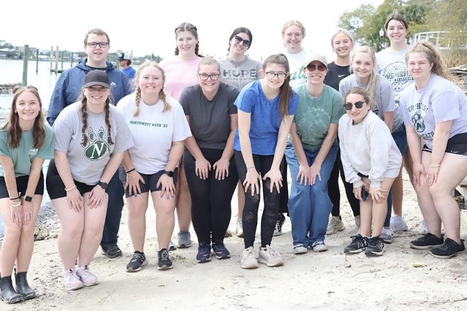 Alternative Spring Break group ventures to Florida for environmental work